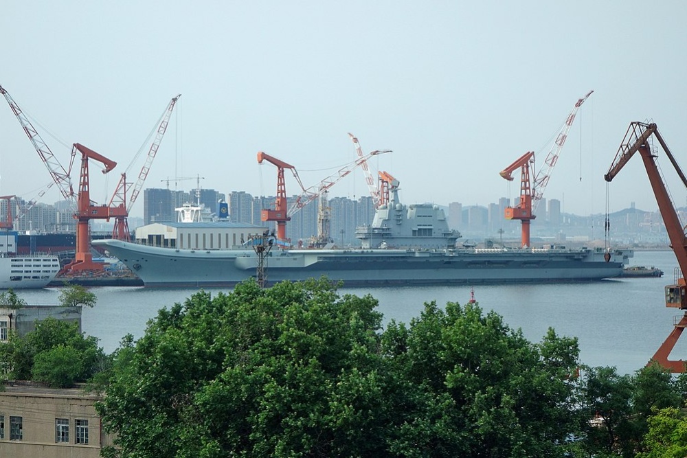 Čínská letadlová loď Shandong v přístavu