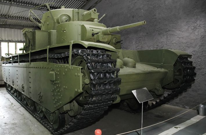 Tank T-35 vystavený v muzeu