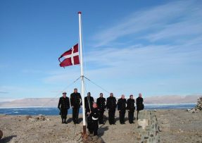 Dánská vlajka na Hans Islandu
