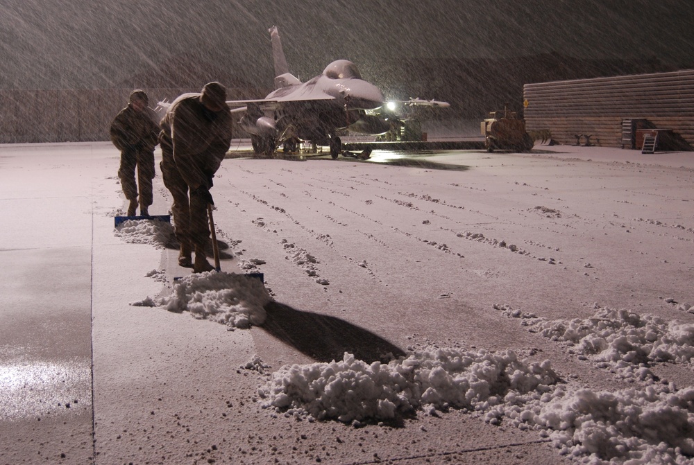 Odklízení sněhu na Bagramském letišti