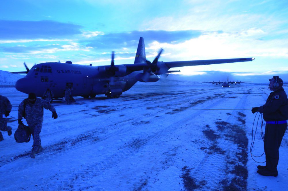 Přistání C-130 na ranveji