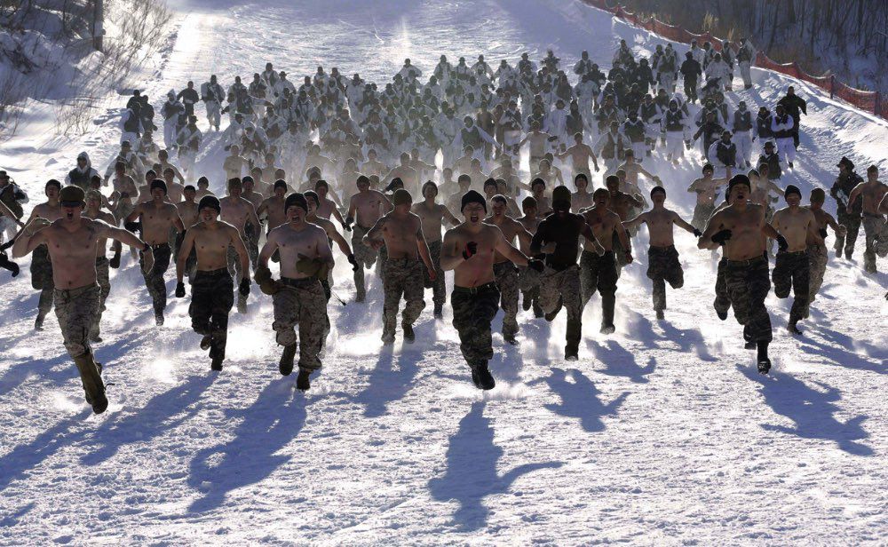 Mariňáci běžící ve sněhu