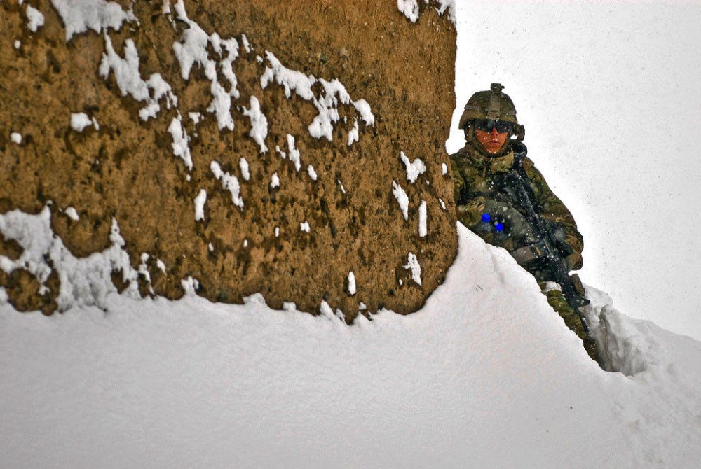 Voják hlídkuje ve sněhu
