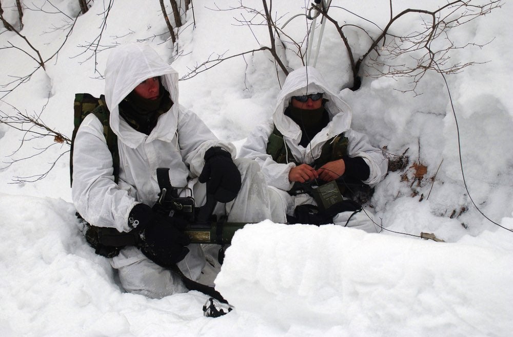 Vojácí hlídkují ve sněhu