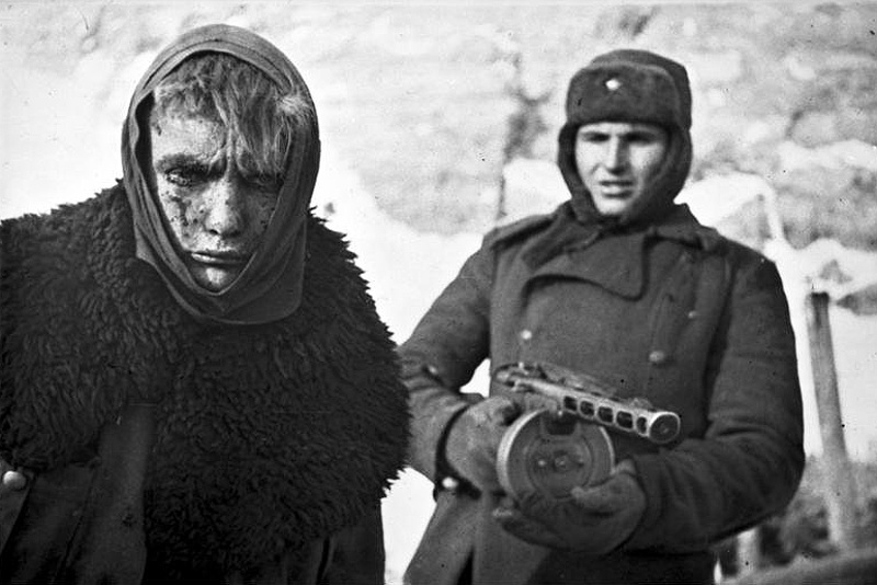 Sovětský voják se Špaginem eskortuje německého zajatce