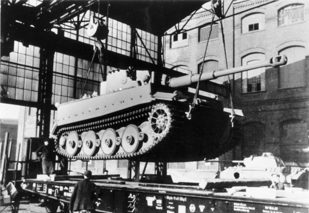 Těžký tank Tiger zavěšený na jeřábu