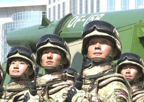 Čínští vojáci na přehlídce