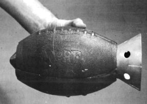 Protitankový granát ve tvaru míče na americký fotbal