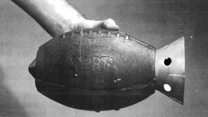 Protitankový granát ve tvaru míče na americký fotbal
