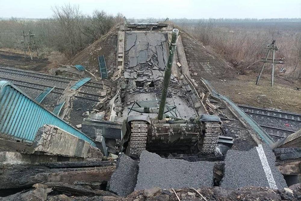 Ruský tank zničený na mostě