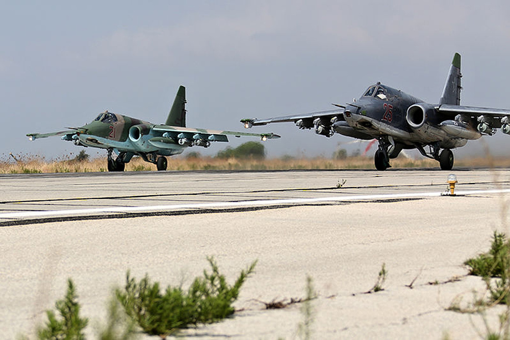 Dvojice ruských Su-25 na základně Hmímím
