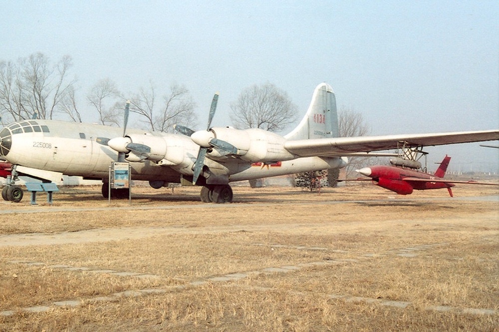 Tu-4 s dronem WZ-5