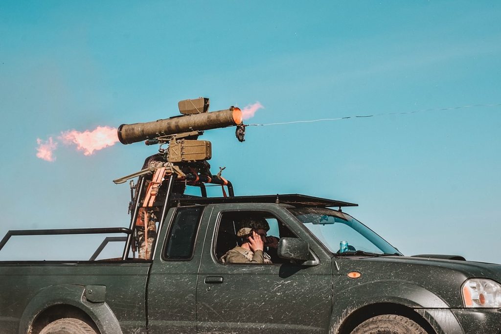 Ukrajinský ozbrojený pick-up s raketometem