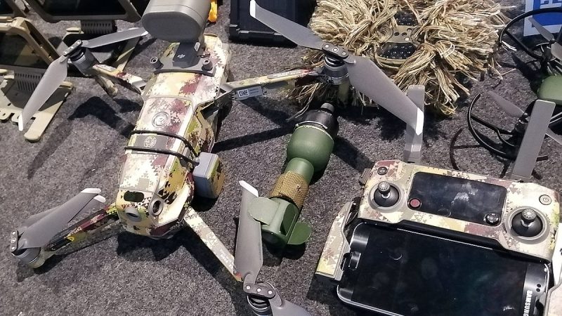 Video: improvizovaným pumám z dronů padne snadno za oběť i 10 tanků během pár hodin; shazovány byly až překvapivě přesně