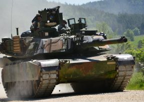 Tank M1A2 na cestě