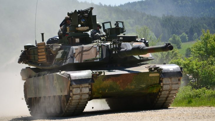 Tank M1A2 na cestě