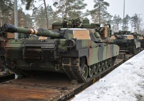 Tanky M1A2 na vlaku