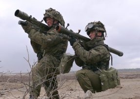 Polští vojáci se střelami Grom