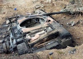 Ruský zničený tank po zásahu dronem
