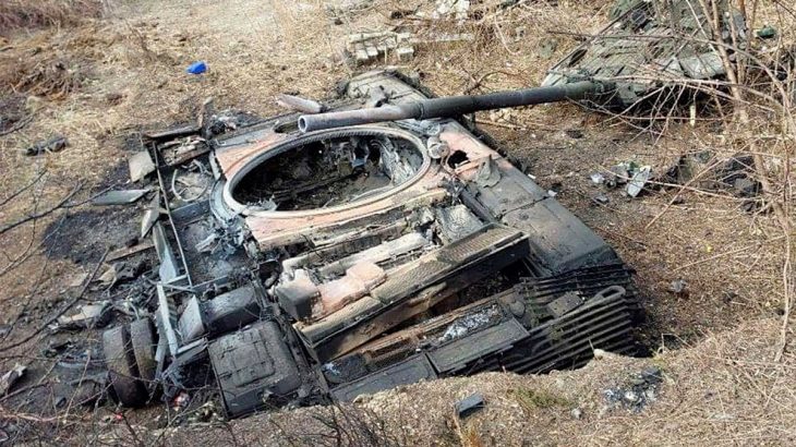 Ruský zničený tank po zásahu dronem