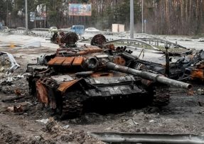 Ruský zničený tank na silnici