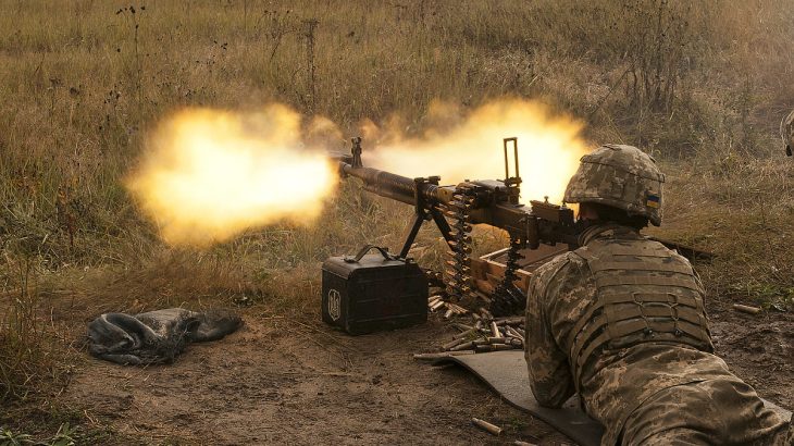 Ukrajinský voják s upraveným kulometem DŠK