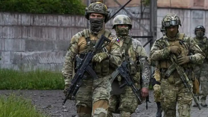 Ruští vojáci se zbraněmi