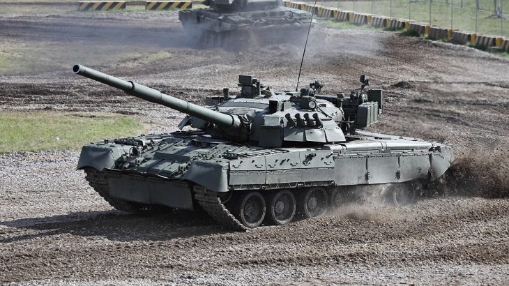 Tank T-80UD na cvičení v Rusku
