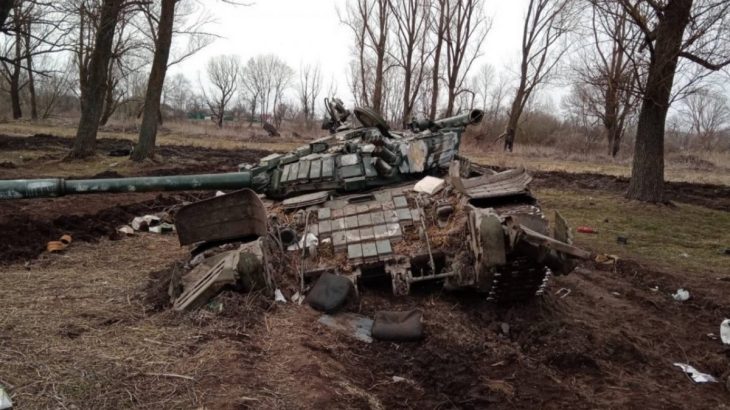 Zničený tank T-72B na Ukrajině