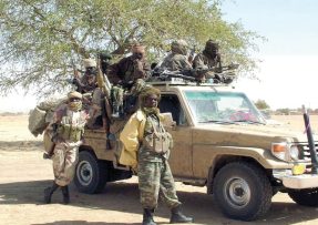 Vojáci Čadu s vozidlem Toyota