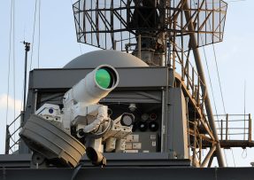 Testovaný laserový systém LaWS na palubě USS Ponce