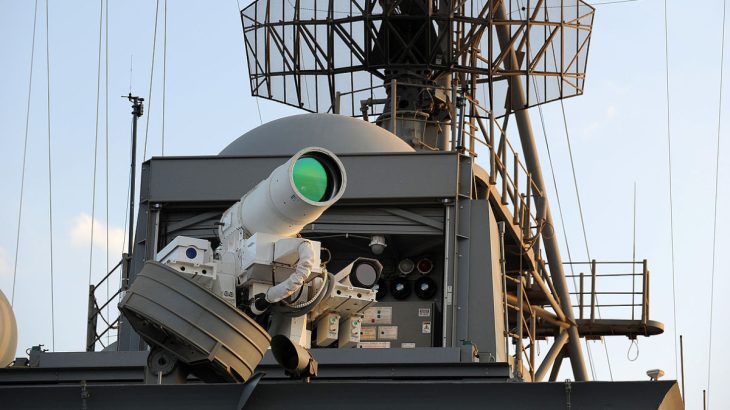 Testovaný laserový systém LaWS na palubě USS Ponce
