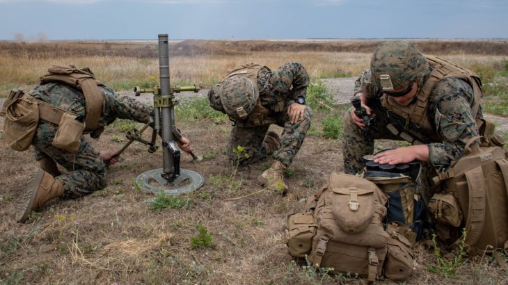 Výcvik střelby minometem na Ukrajině
