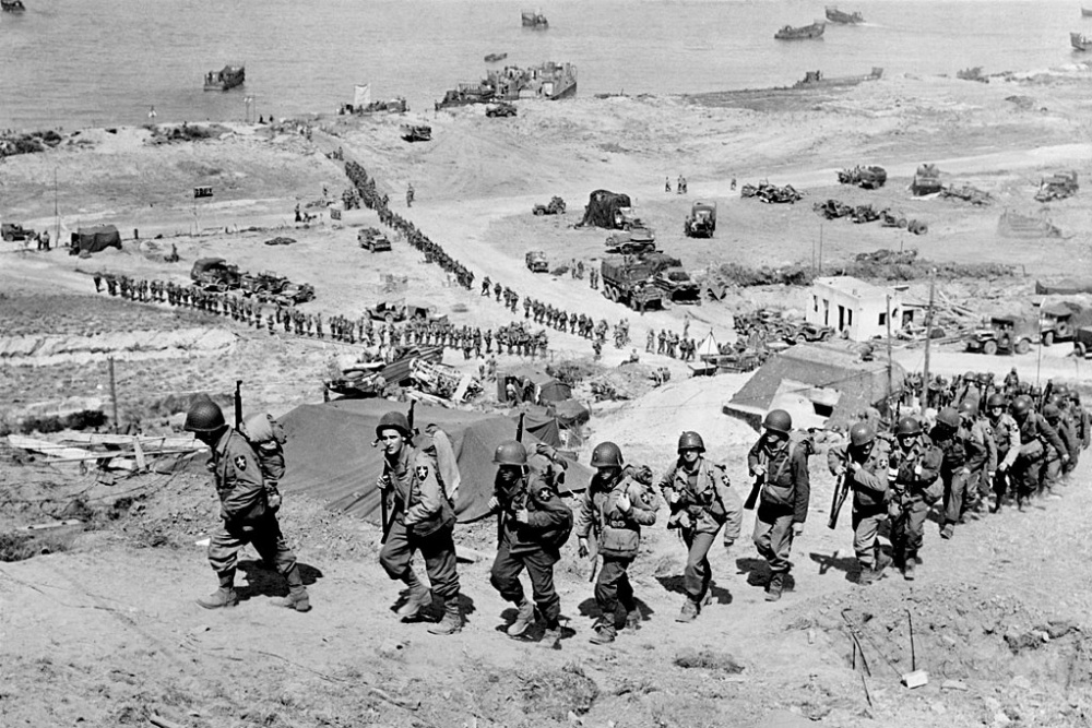 Američtí vojáci při vylodění na Omaha beach ve Francii v roce 1944