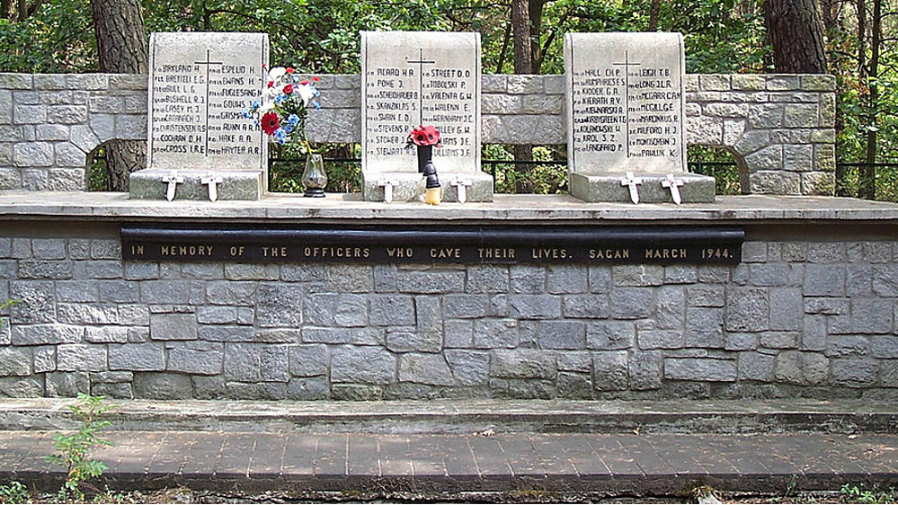 Památník 50 popravených účastníků útěku z tábora Stalag Luft III