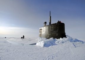 Ponorka prorazila led