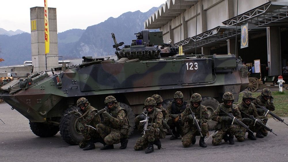Švýcarští vojáci s obrněným vozidlem Piranha