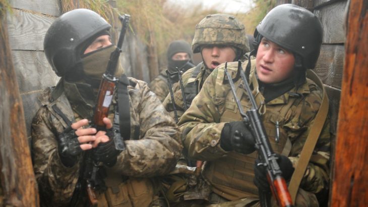 Ukrajinští vojáci v zákopu