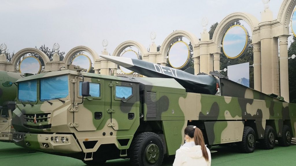 DF-17 s kluzákem DF-ZF
