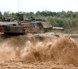 Leopard 2 v blátě