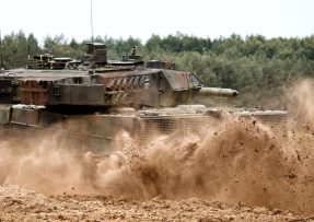 Leopard 2 v blátě