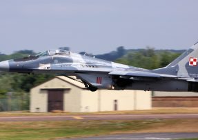 MiG-29 těsně nad zemí