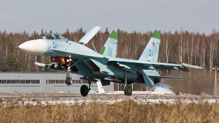 Letoun Su-27 při přistání
