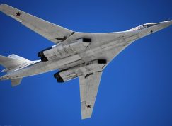 Pohled na spodní část bombardéru Tu-160