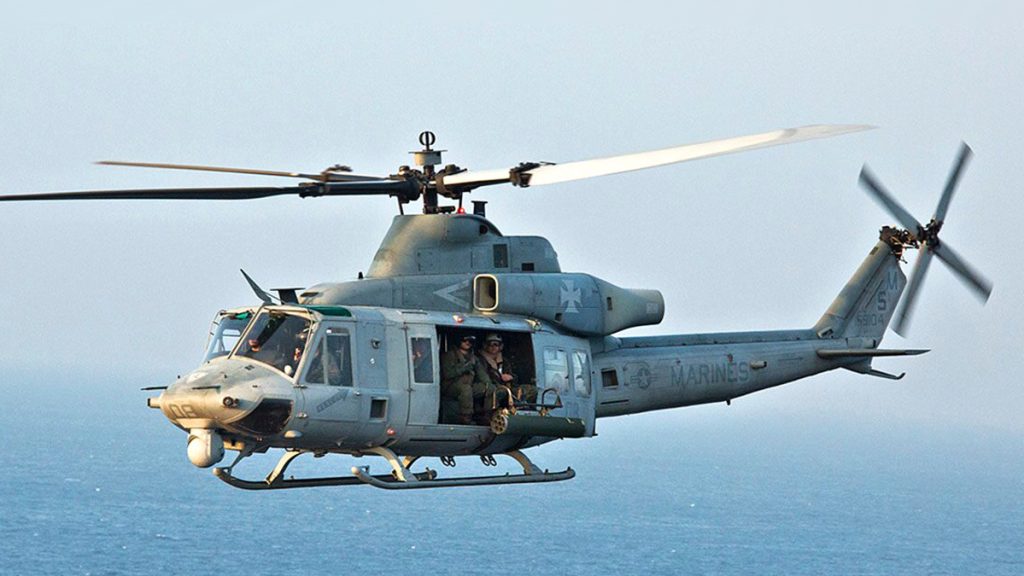 UH-1Y Venom nad mořem