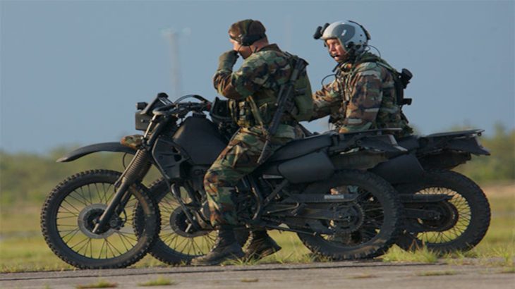 Technici US Army na motocyklech Kawasaki KLR250-D8