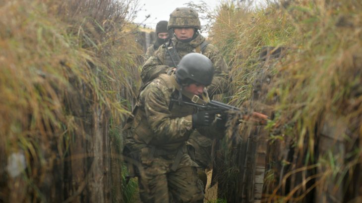 Výcvik ukrajinských vojáků v zákopu