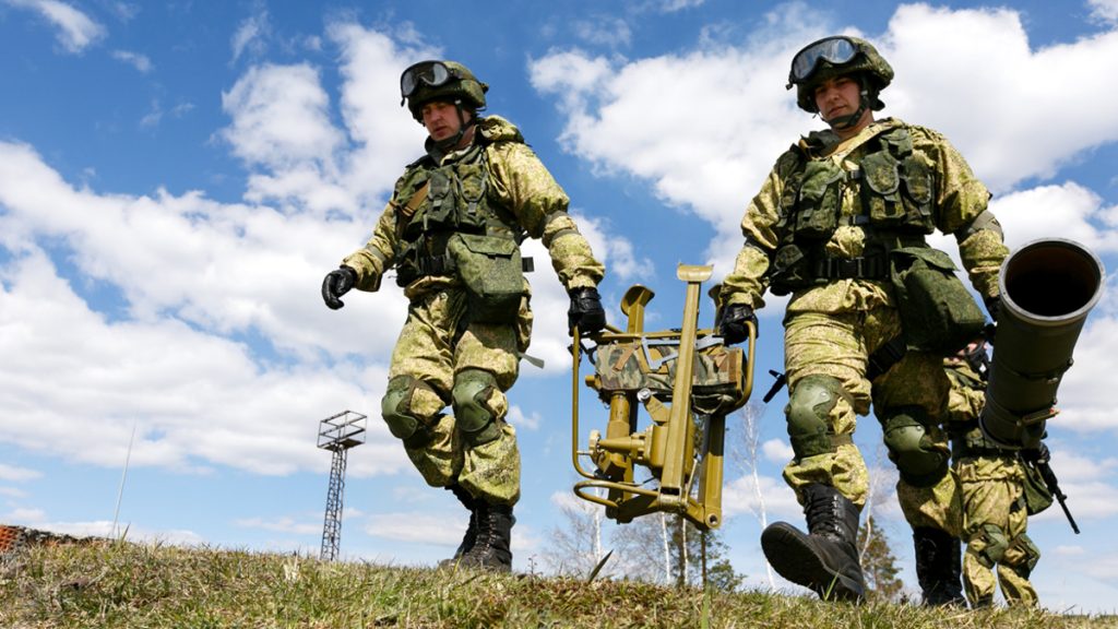 Ruští vojáci přenáší protitankový systém 9M133 Kornet