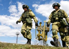 Ruští vojáci přenáší protitankový systém 9M133 Kornet