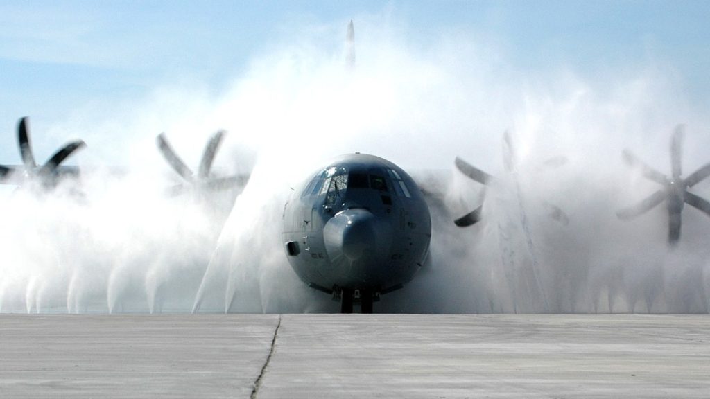Letoun C-130J Super Hercules při mytí